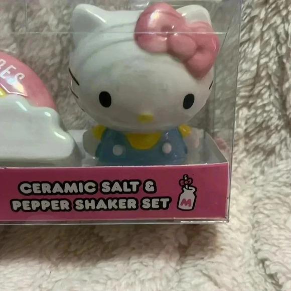Hello Kitty Good Vibes salt and pepper shakers - Picture 2 of 5